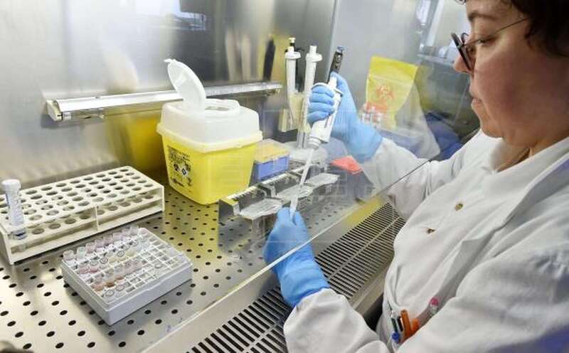 Imagen de archivo de unas pruebas de coronavirus en un hospital de Turín (Foto EFE / EPA)